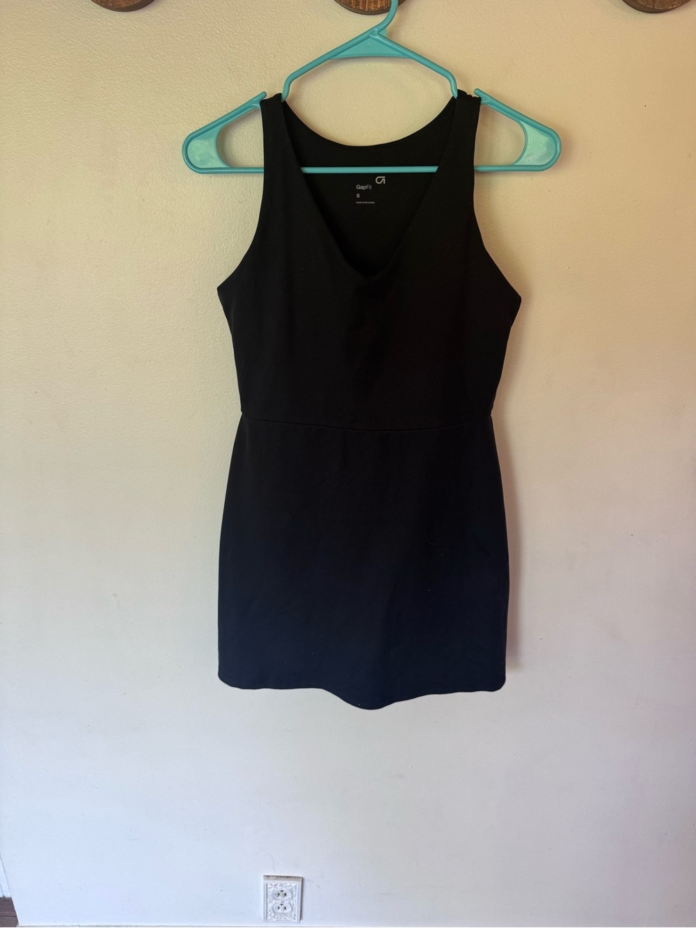 GAP fit Black Sleeveless V-Neck Mini active Dress size small